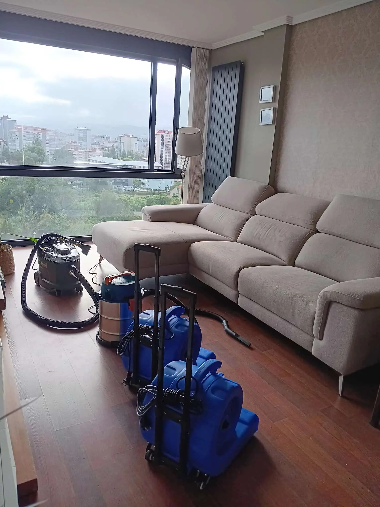 Máquina de inyección-extracción y tubos de secado de O3 Limpieza durante un servicio en Vigo