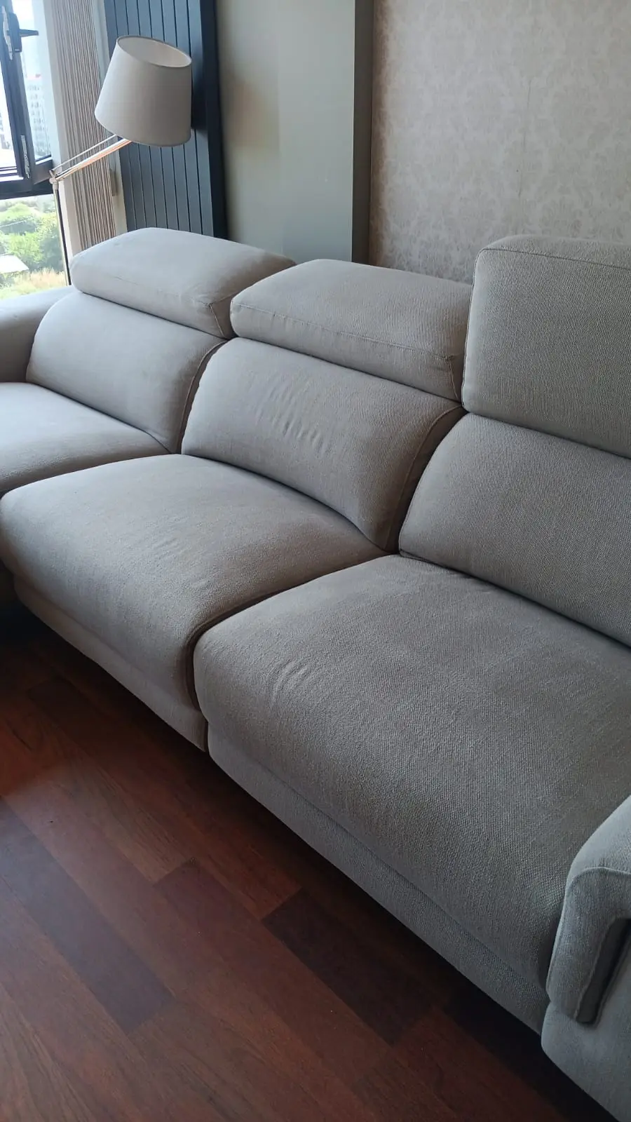 Sofá de tela de O3 Limpieza en un domicilio de Vigo después del servicio